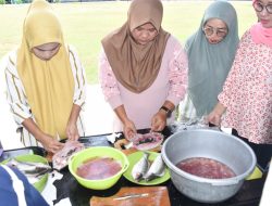 Dosen Ekonomi UNM Latih Ibu-ibu Bonto Perak Pangkep Olah Bandeng Jadi Pempek dan Dimsum