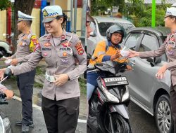 Polwan Polres Pangkep Gelar Jum’at Berkah, Bagikan Nasi Kotak dan Pesan Kamtibmas